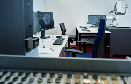 Arbeitsplatz mit Rasterelektronenmikroskop